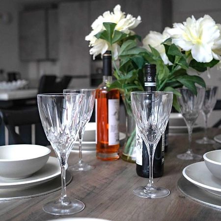 The Red House Modern Stylish Home From Home Walking Distance To Cardiff Bay And City Centre With Parking Kültér fotó