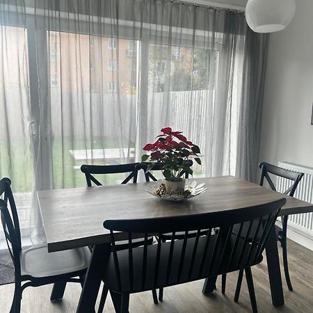 The Red House Modern Stylish Home From Home Walking Distance To Cardiff Bay And City Centre With Parking Kültér fotó