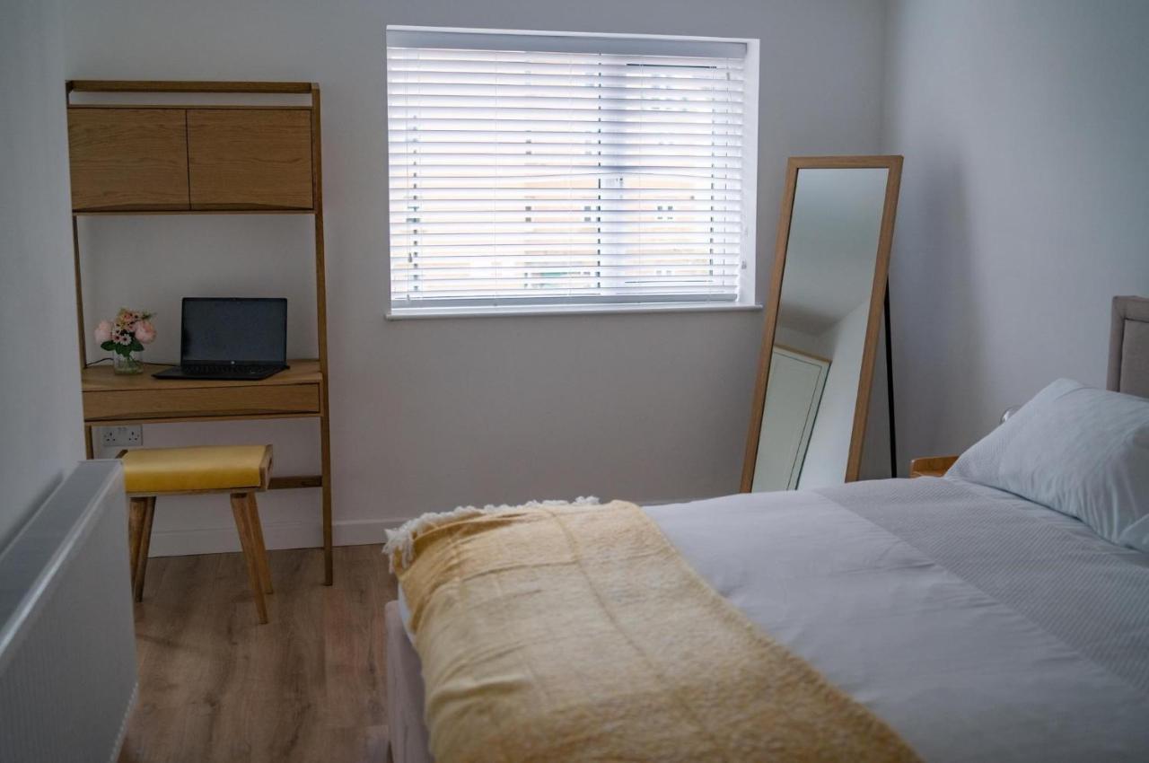 The Red House Modern Stylish Home From Home Walking Distance To Cardiff Bay And City Centre With Parking Kültér fotó