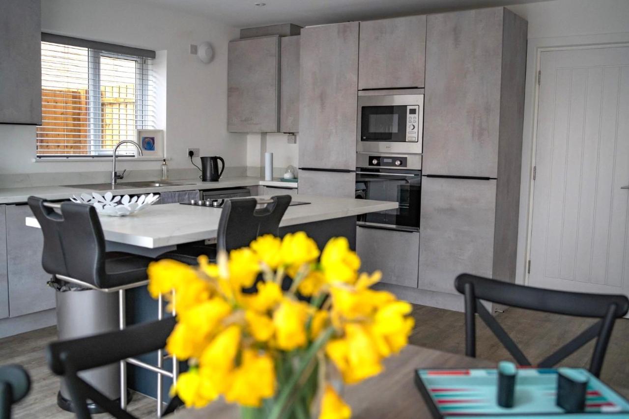The Red House Modern Stylish Home From Home Walking Distance To Cardiff Bay And City Centre With Parking Kültér fotó